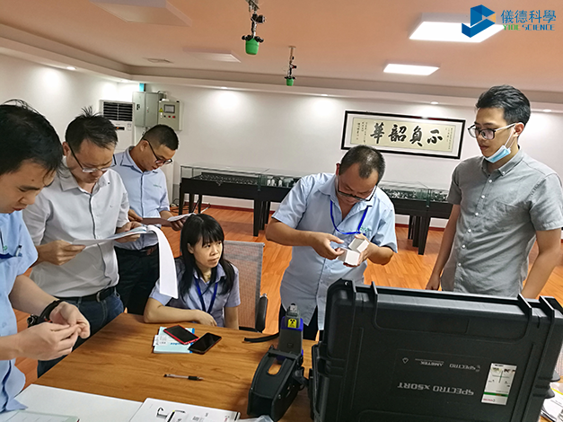 我司工程師現場介紹安裝手持式合金元素分析儀