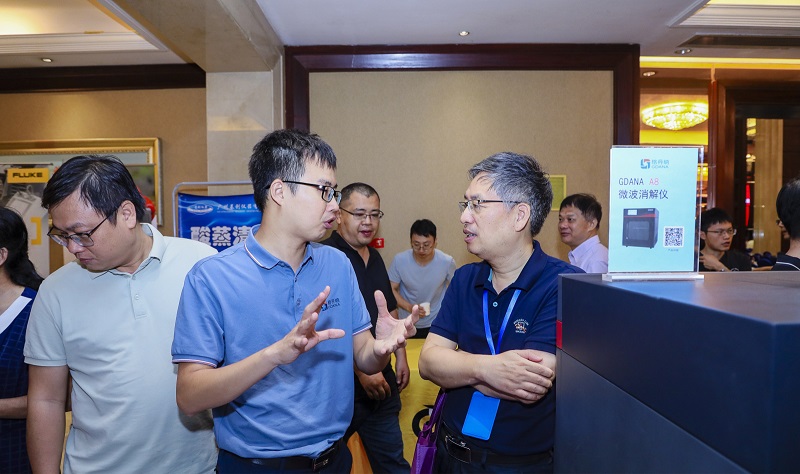 格丹納業(yè)務經(jīng)理向參會觀眾講解儀器